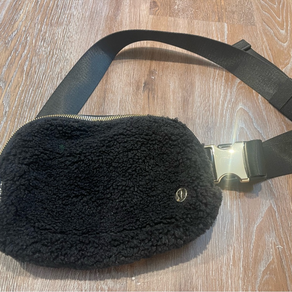 Lululemon Black Fleece Belt Bag with Gold Zipper